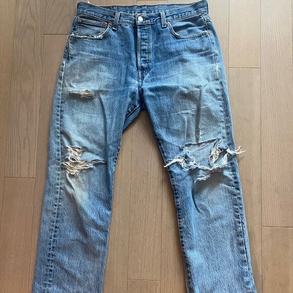 Distressed Blue Levi Jeans, Mid-Low Cut 👖🌀 - Picture 1 of 3
